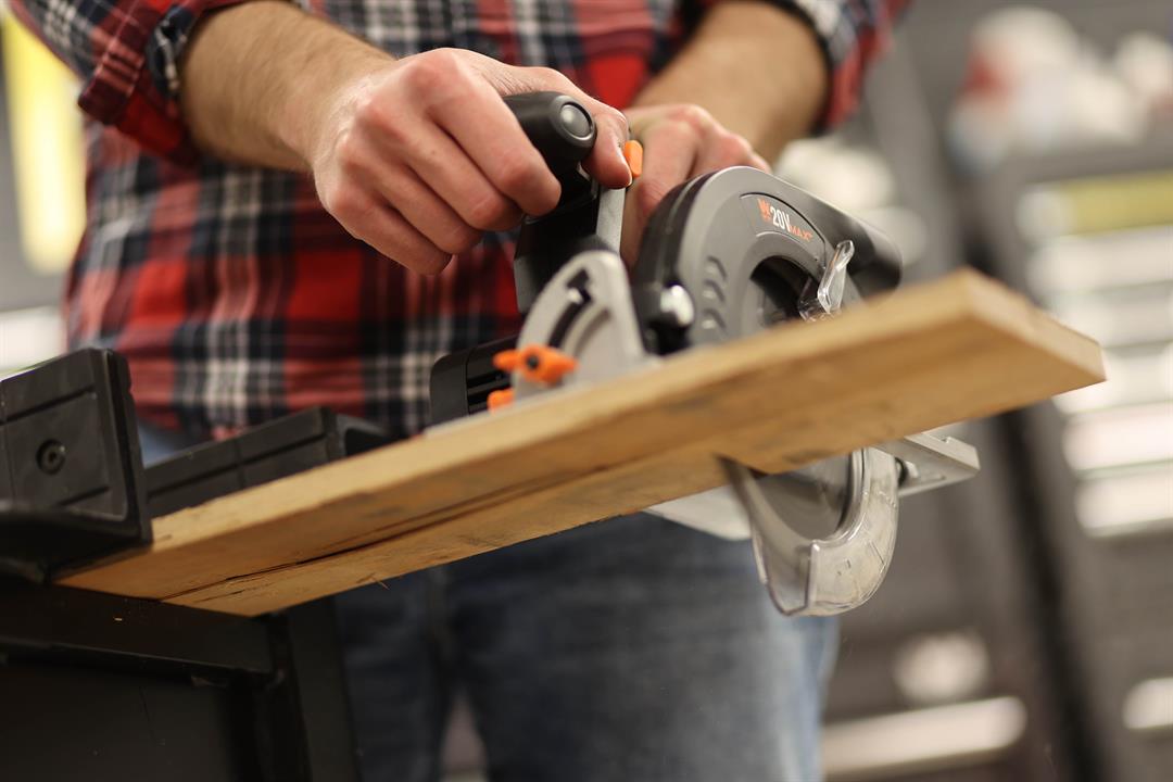 wen-20v-max-6-5-inch-cordless-circular-saw-with-4-0-ah-lithium-ion-battery-and-charger-6.jpeg